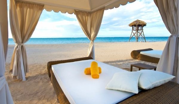 Tables de massage sur la plage