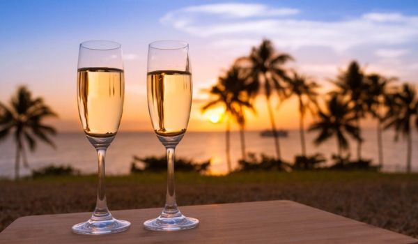 Deux verres de champagne au coucher du soleil