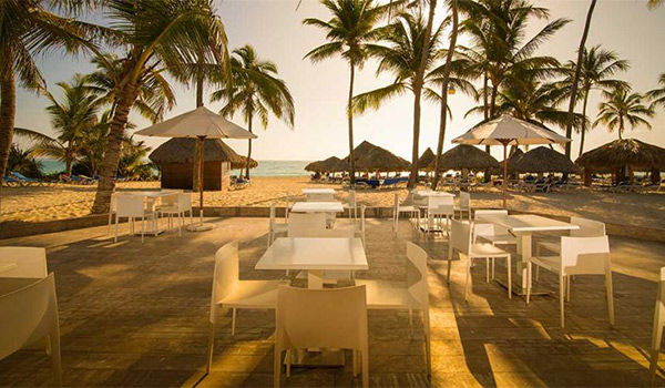 Bar à la plage devant la mer au coucher du soleil