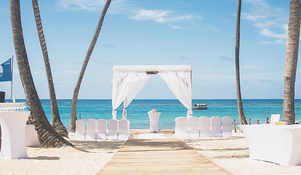 Élégant autel de mariage avec vue sur la mer étincelante