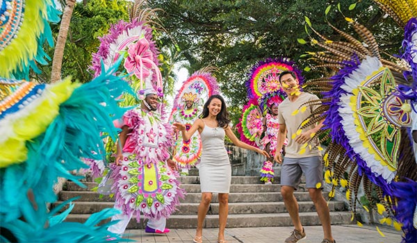 Famille dansant avec un artiste au Junkanoo