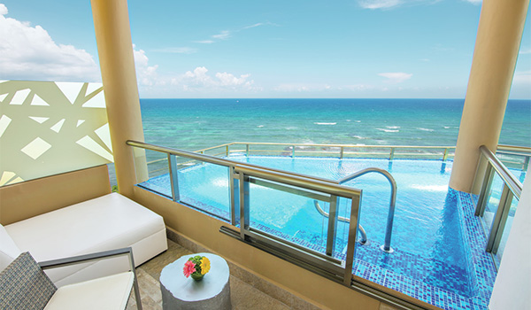 Jacuzzi extérieur privé offrant des vues de la mer