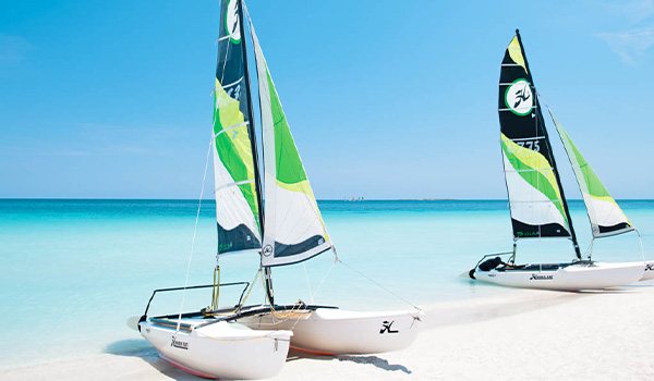 Deux catamarans sur une plage de sable blanc