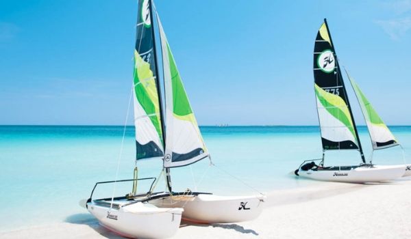 Deux catamarans sur une plage de sable blanc