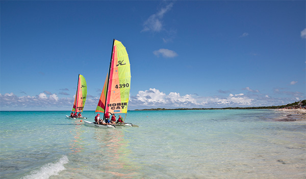 Catamarans voguant le long de la côte de Cayo Coco
