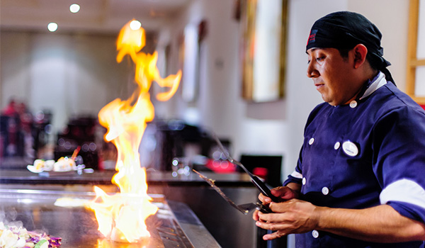 Chef cuisinant un repas gastronomique