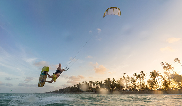 Homme faisant du surf cerf-volant