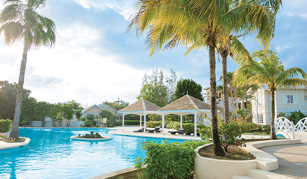 Piscine de l’hôtel entourée de palmiers
