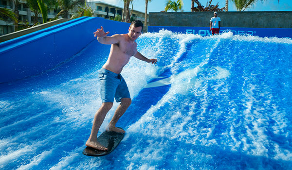 Homme surfant sur un FlowRider