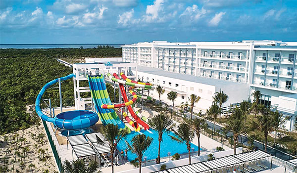Des glissades d’eau élevées et sinueuses au Riu Dunamar