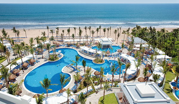 Sprawling pool area overlooking the beach