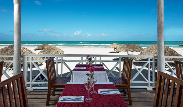 Table à manger romantique sur une terrasse près de la plage