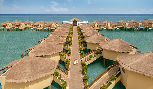 Bungalows privés au-dessus de l’eau étincelante