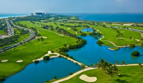 Parcours de golf autour un lac, vu des airs
