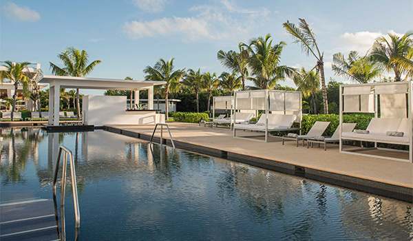 Chaises longues relaxantes devant une piscine sereine
