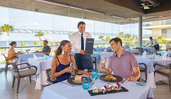 Magnifique restaurant extérieur donnant sur la mer