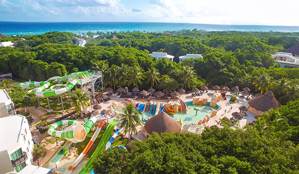Vue aérienne sur un parc aquatique avec la mer au loin.