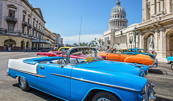 Voiture classique bleue stationnée dans une rue historique à La Havane