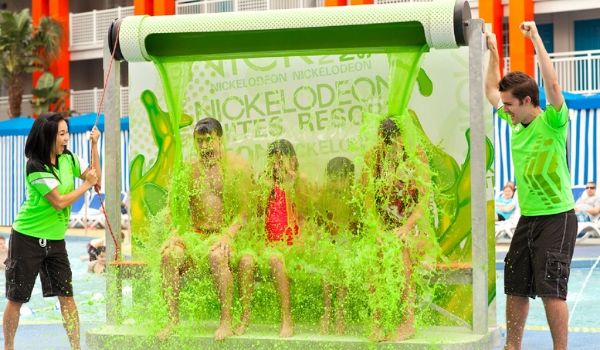 Famille se faisant arroser de glu à l’hôtel Nickelodeon