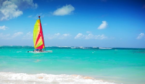 Catamaran voguant sur des eaux aigue-marine