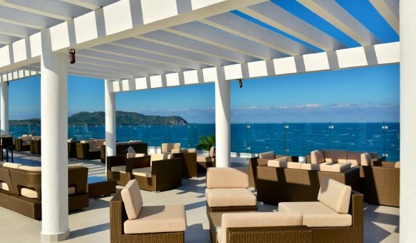 Terrasse chic avec vue sur l'océan