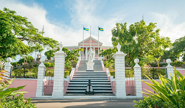 Marches menant à un manoir de l’époque coloniale arborant des drapeaux bahamiens