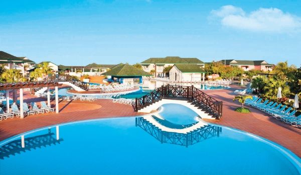 Vaste coin piscine avec un pont traversant le milieu de la piscine