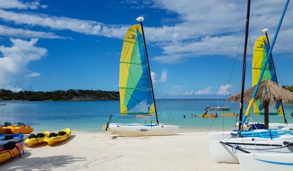 Catamarans et kayaks sur la plage