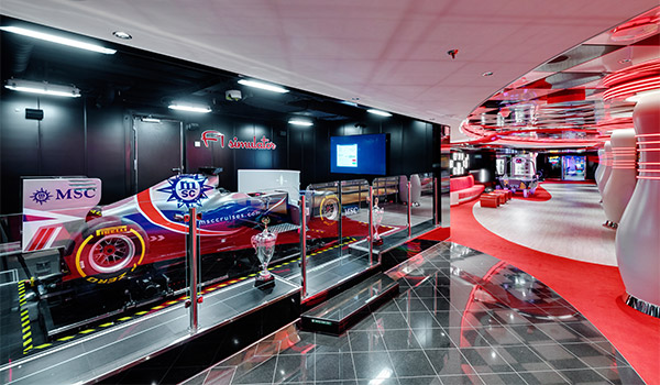 Simulateur de Formule 1 entourée d’articles commémoratifs de course