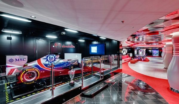 Simulateur de Formule 1 entourée d’articles commémoratifs de course