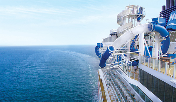 Glissade d’eau en boucle sur le côté du bateau de croisière