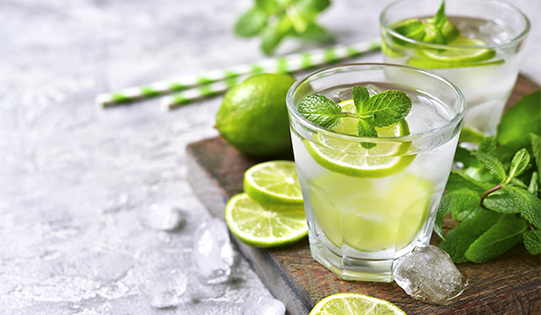 Mojito accompagné de limes fraîches et de brins de menthe