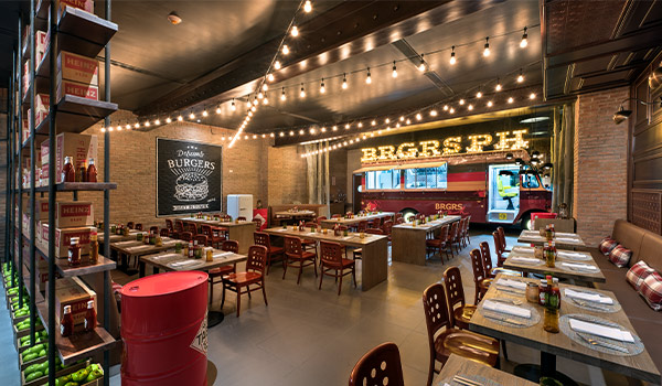 Restaurant extérieur entouré de tables et de chaises sur une terrasse