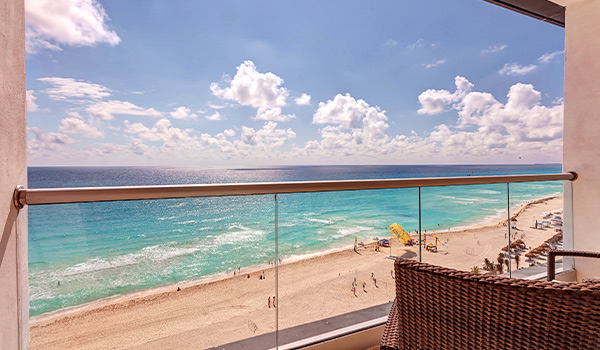 Vue de la mer des Caraïbes étincelantes depuis un balcon privé