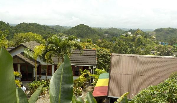 Nine Mile Village entouré de collines verdoyantes