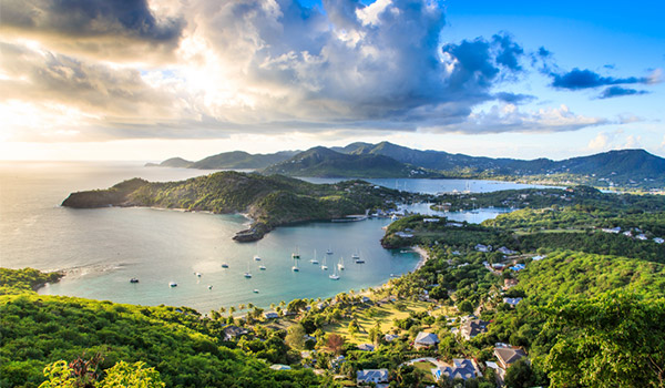 La côte d’Antigua au coucher du soleil vue du ciel
