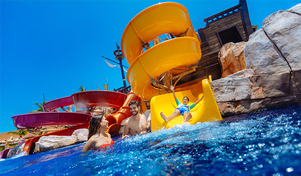 Une famille qui s’amuse au parc aquatique Pirates Island de Barceló
