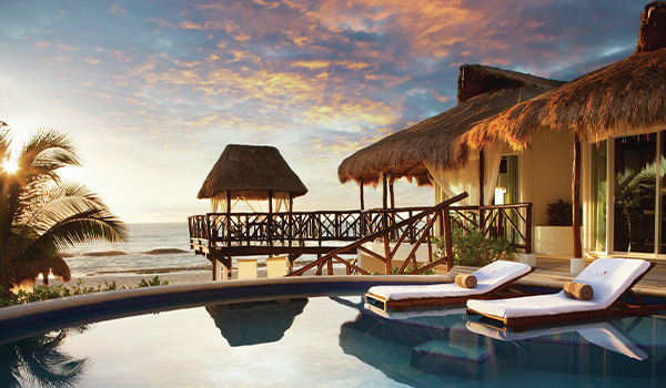 Piscine d’un bungalow privé au coucher du soleil