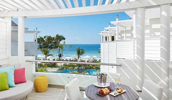 Balcon avec piscine à débordement donnant sur la plage de Negril