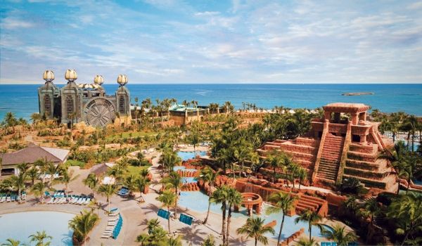 Vue aérienne d’un parc aquatique et de la mer au loin