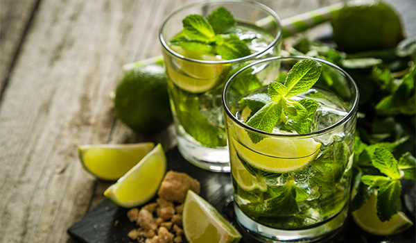 Deux mojitos sur une table de bois