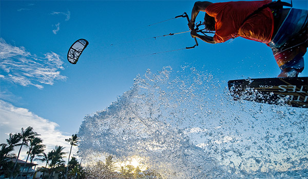 Surfeur cerf-volant sautant au-dessus des vagues