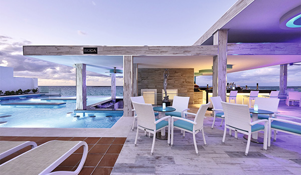 Piscine à débordement étincelante avec bar à l'intérieur
