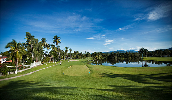 Parcours de golf entouré d’une végétation luxuriante