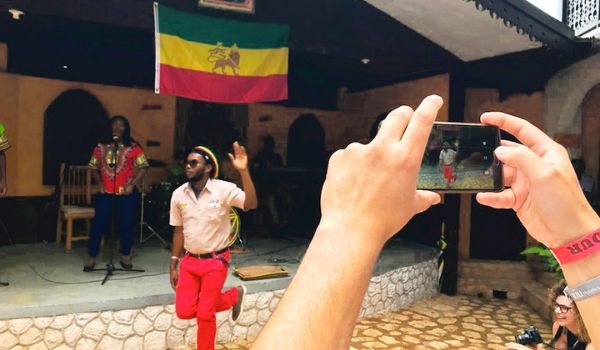 Un homme dansant sous le drapeau de la Jamaïque