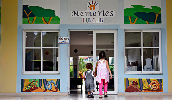 Deux jeunes enfants jouent avec un ballon au miniclub