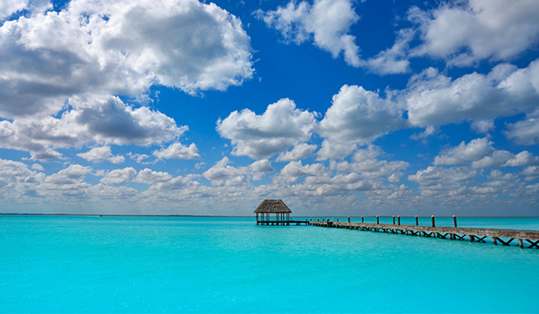 Quai paisible entouré d’eaux turquoise à Isla Holbox