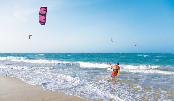 Personne pratiquant le surf cerf-volant au bord de la mer