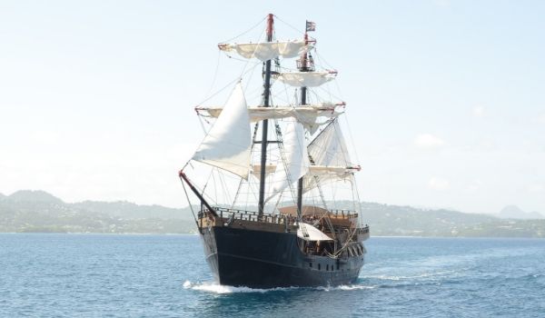 Réplique d’un navire de pirates voguant dans la mer