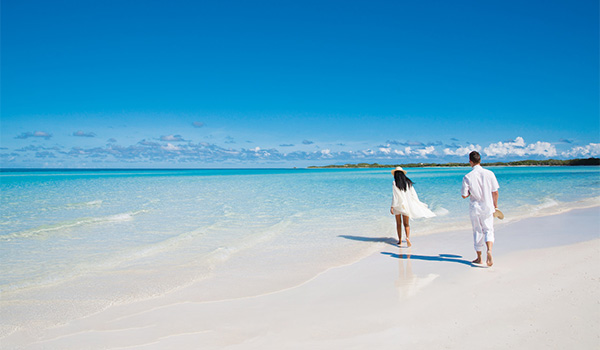 Couple se promenant sur une plage immaculée de sable blanc
